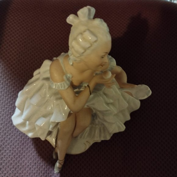 Wallendorf Germany lovely lady figurine, seated, dancer - Picture 2 of 5